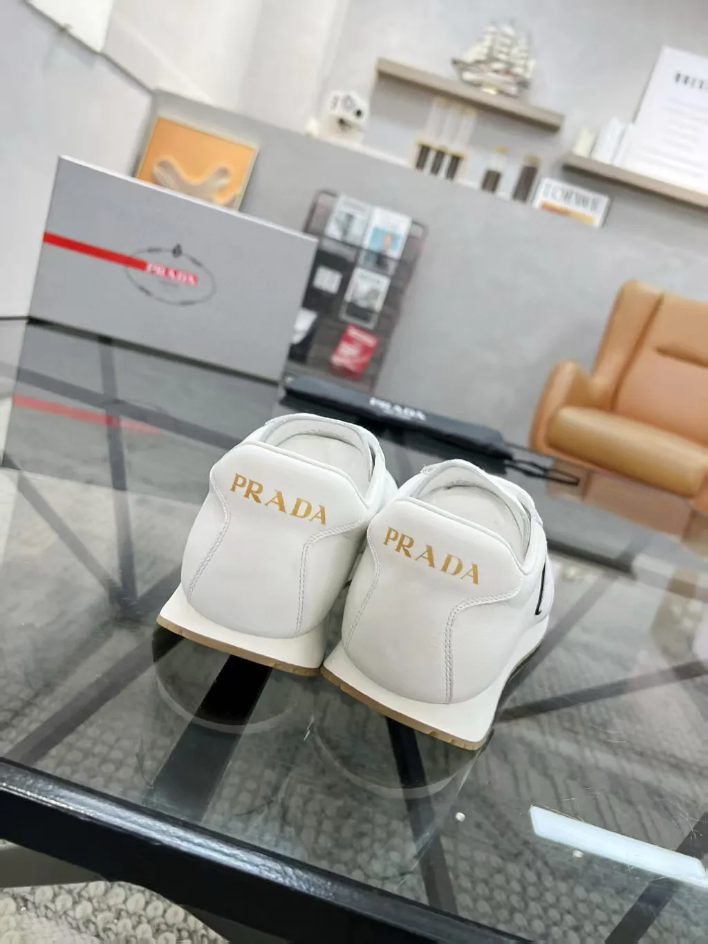 Factory price: 400💰Prada new men's leather sports shoes, the highest version on the market, any comparison is welcome🆚! The original leather has excellent texture and is super high-end! Fetal sheep net lining imported from Italy, removable pad! Luxurious materials and fine workmanship, highly recommended! Code number: 38-44, customized 45